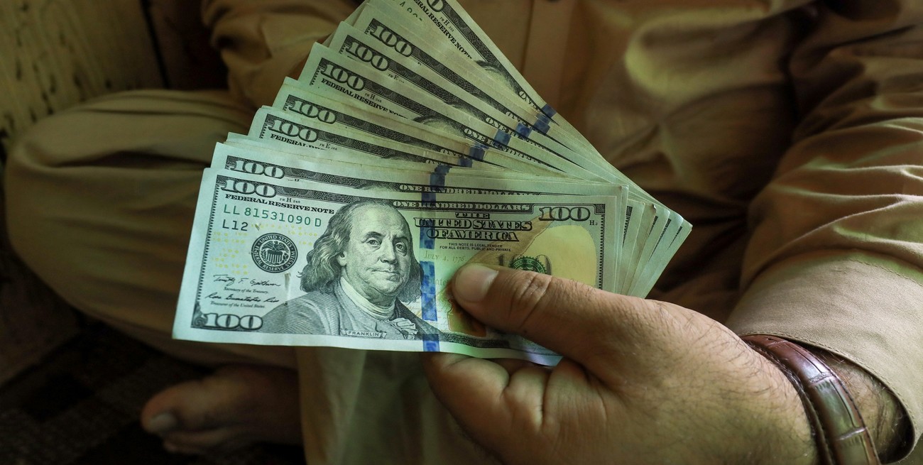 El dólar se mantuvo estable y rebotaron las acciones, en medio del "criptogate"