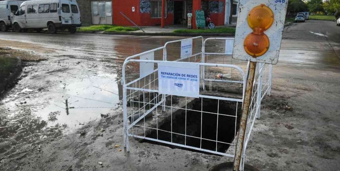En Santa Fe, un derrame de agua recibió una respuesta inusual: "Sigan sumando reclamos"