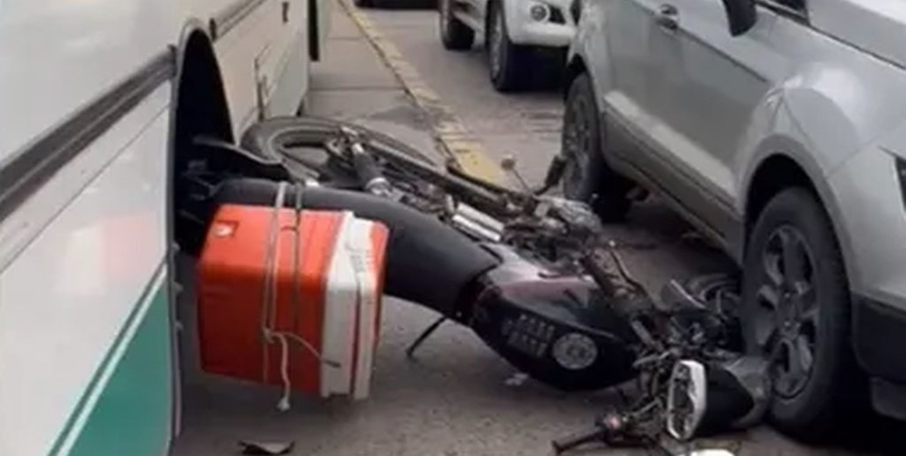 Una moto quedó atrapada entre un colectivo y un auto en Paraná