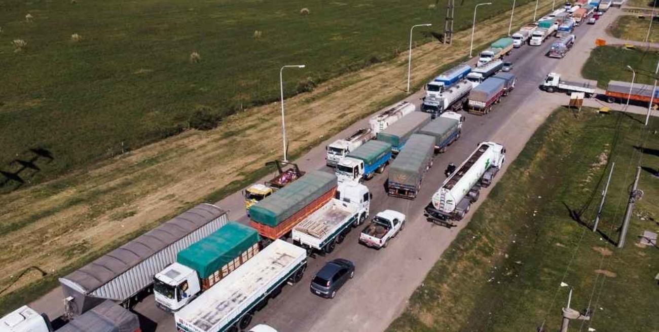 Congestión en las rutas santafesinas por los 20 mil camiones de la cosecha gruesa y una protesta