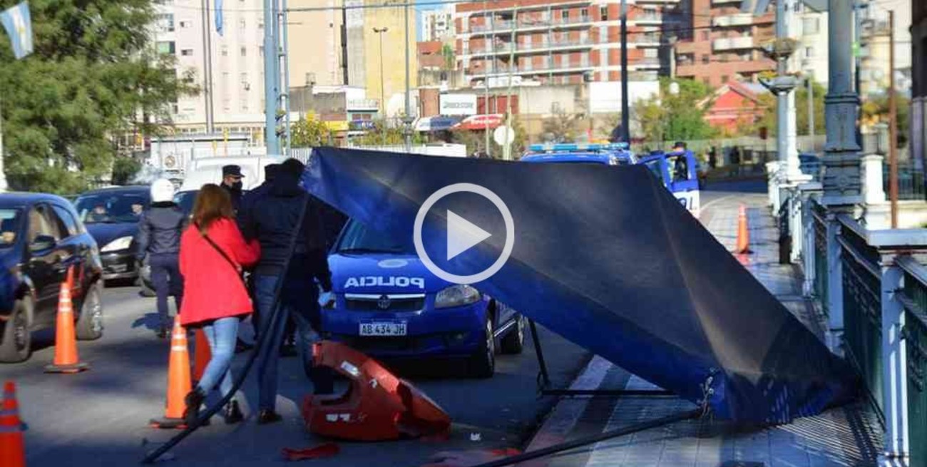 Video: un colectivo del transporte urbano de pasajeros chocó un puesto policial en Córdoba