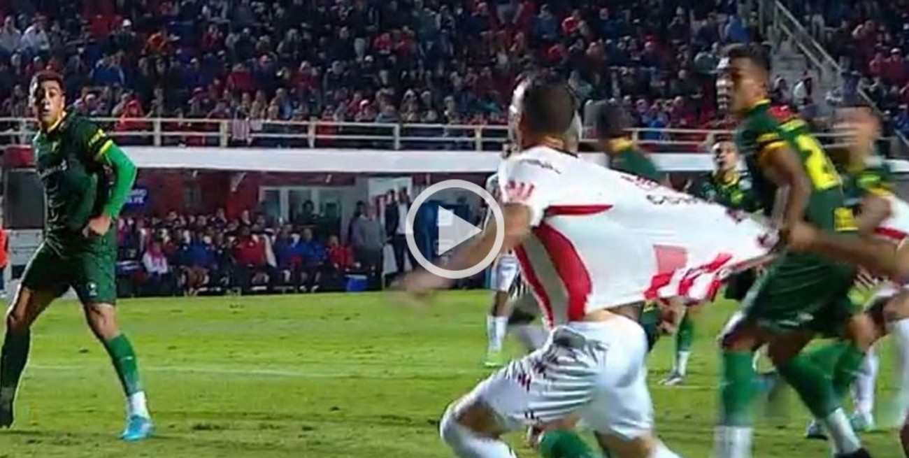 Video: a Corvalán lo agarraron en el área, pero el árbitro no cobró penal para Unión 