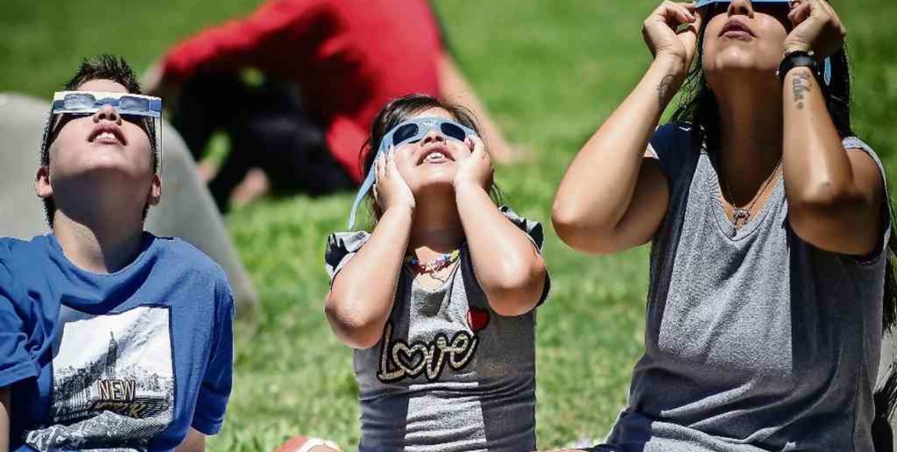 Llega el eclipse solar: cómo observarlo sin causar daños a la visión