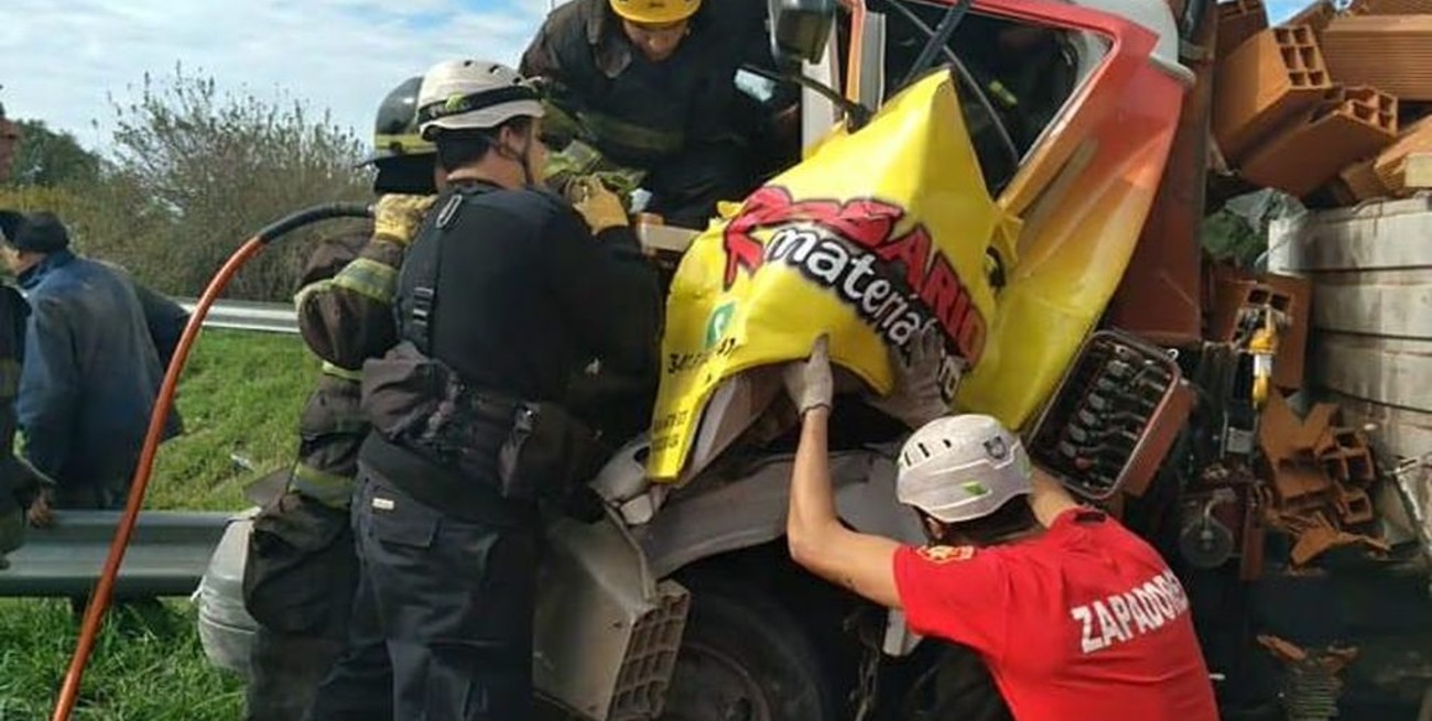 Rosario: rescatado de entre hierros retorcidos