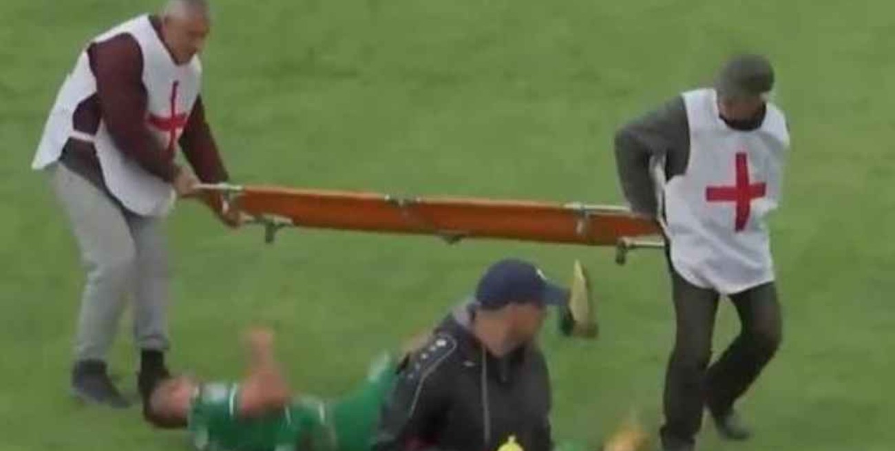 Video: se tiró de la camilla para hacer tiempo y generó un escándalo