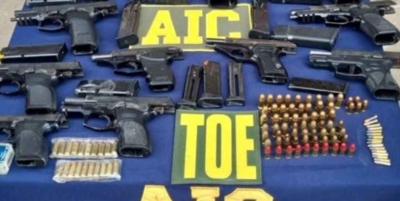 Rosario: apartaron de su cargo a tres jefes policiales por el robo y venta de armas en custodia