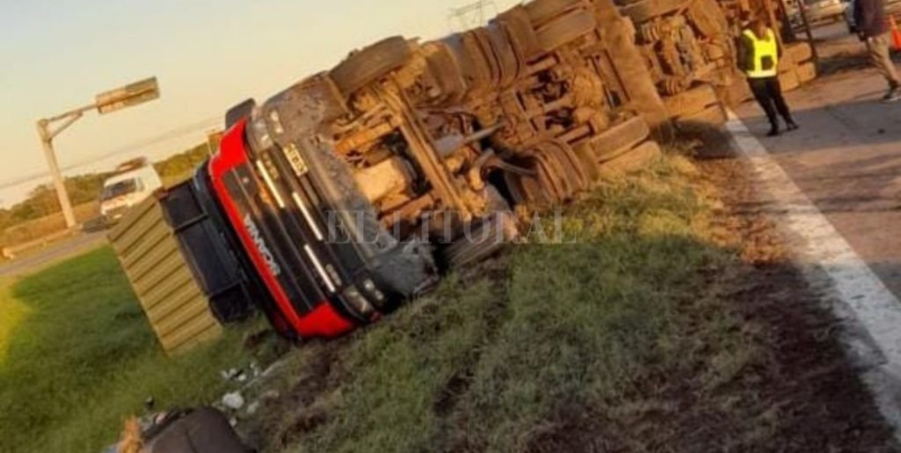 Vuelco de un camión en autopista Rosario-Córdoba