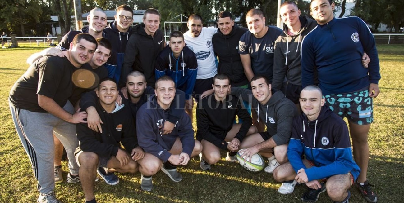 "Acá estamos": más de 20 rugbiers se raparon espontáneamente para acompañar a su amigo