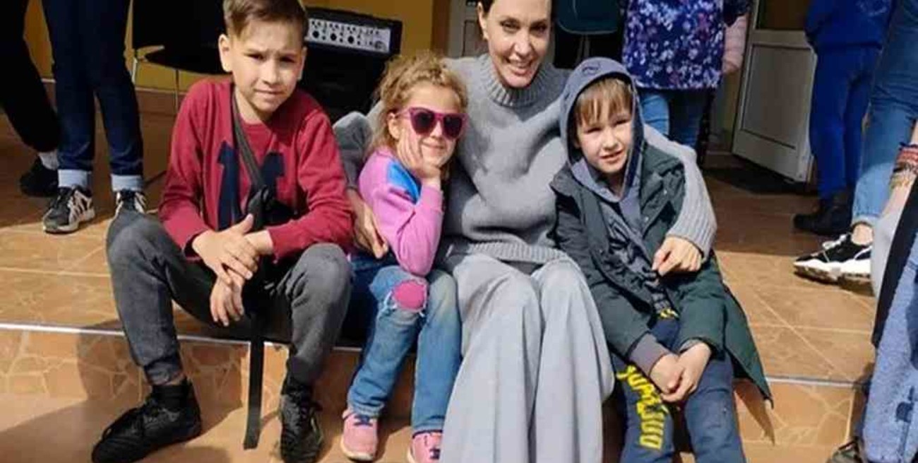 Angelina Jolie sorprendió con su visita a Ucrania donde conversó con niños y voluntarios