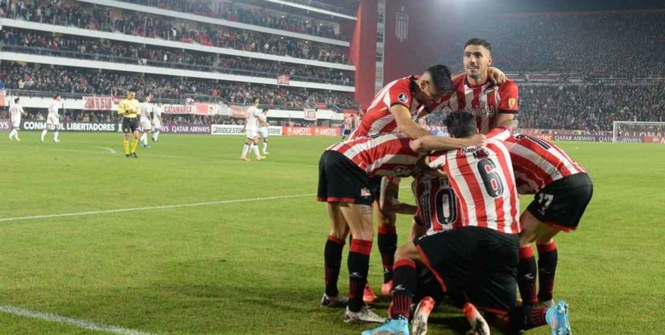 Con polémica sobre el final, Estudiantes ganó ante Nacional de Uruguay y quedó cerca de la clasificación 