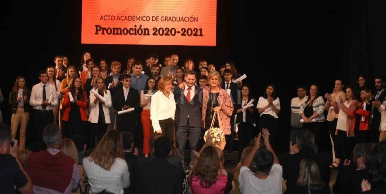 Estudiantes lograron graduarse, 30 años después
