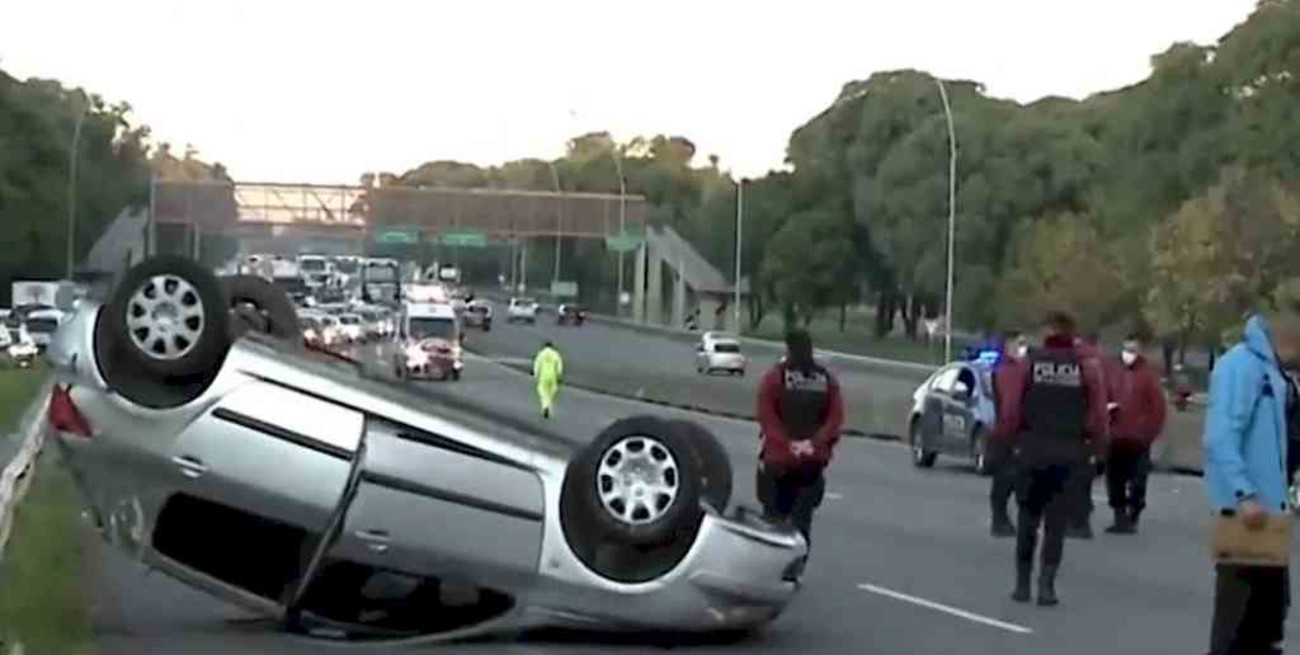 Buenos Aires: cinco heridos dejó un fuerte choque múltiple y vuelco 