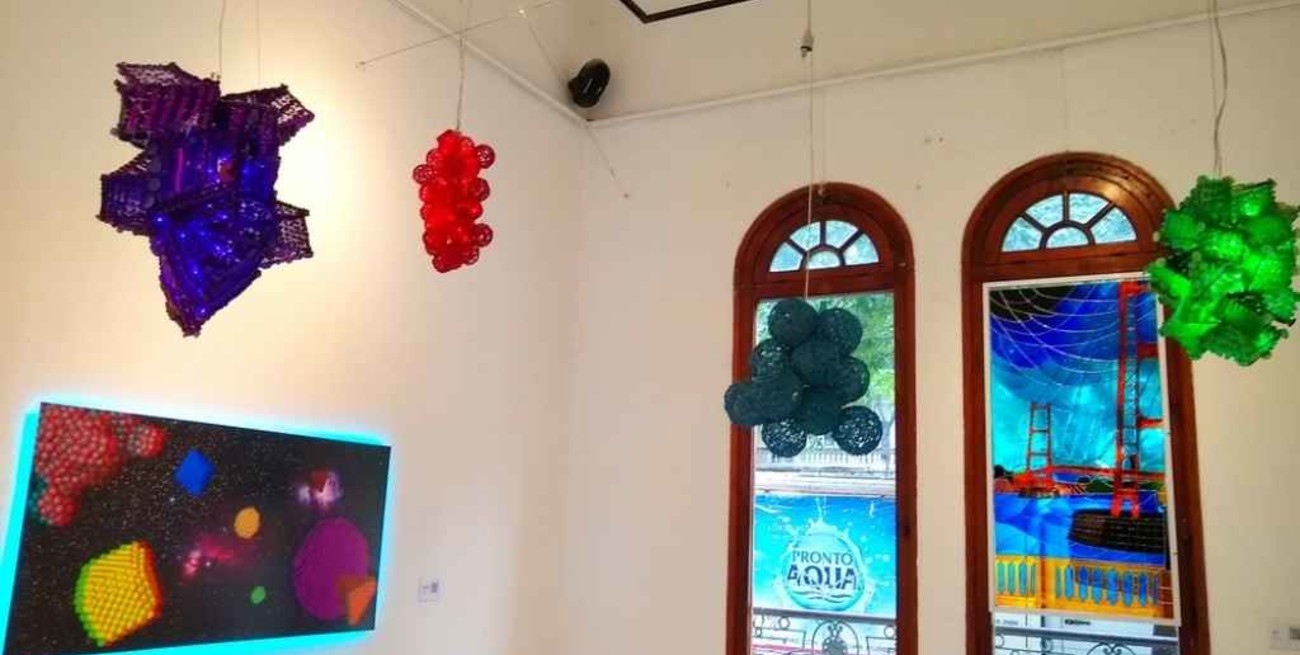 Entre átomos y pixeles, una instalación visual interactiva