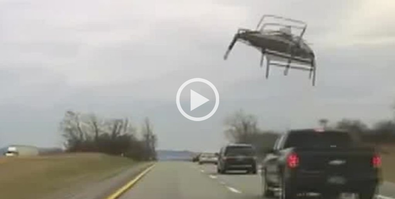 Video viral: llevaba un sillón en la camioneta pero se le voló e impactó contra un patrullero
