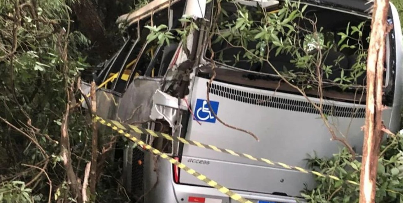 Siete fallecidos tras caer un micro por un precipicio en el sur de Brasil