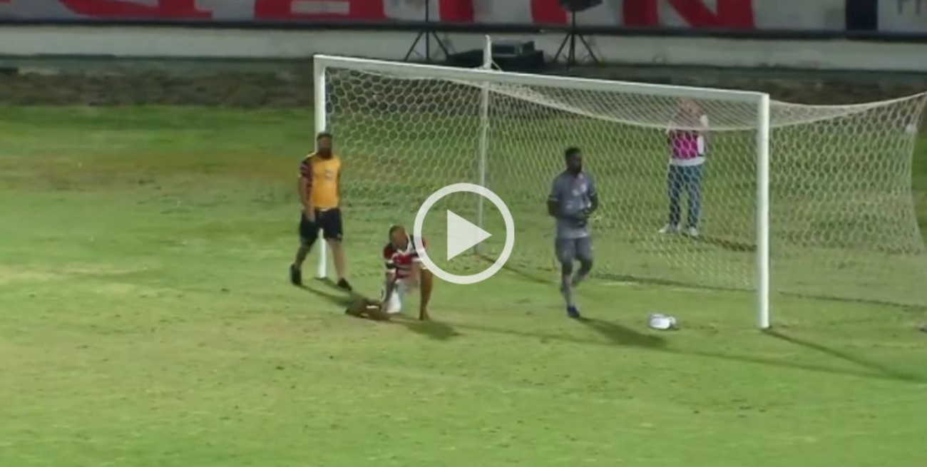 Video: un hincha brasilero le "enseña" a atajar a su arquero