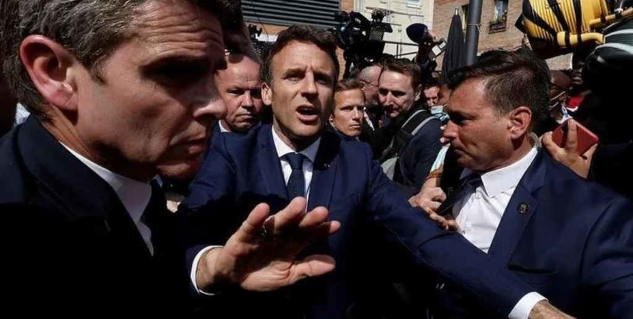 Video: en su primera salida tras la reelección, Macrón fue atacado con tomates