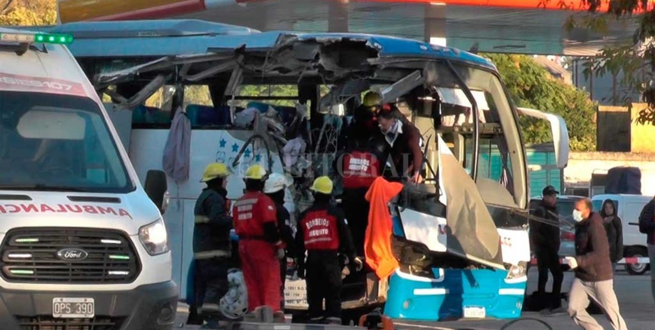 Accidente en Arequito: colectivo chocó contra un camión que estaba estacionado sobre la banquina