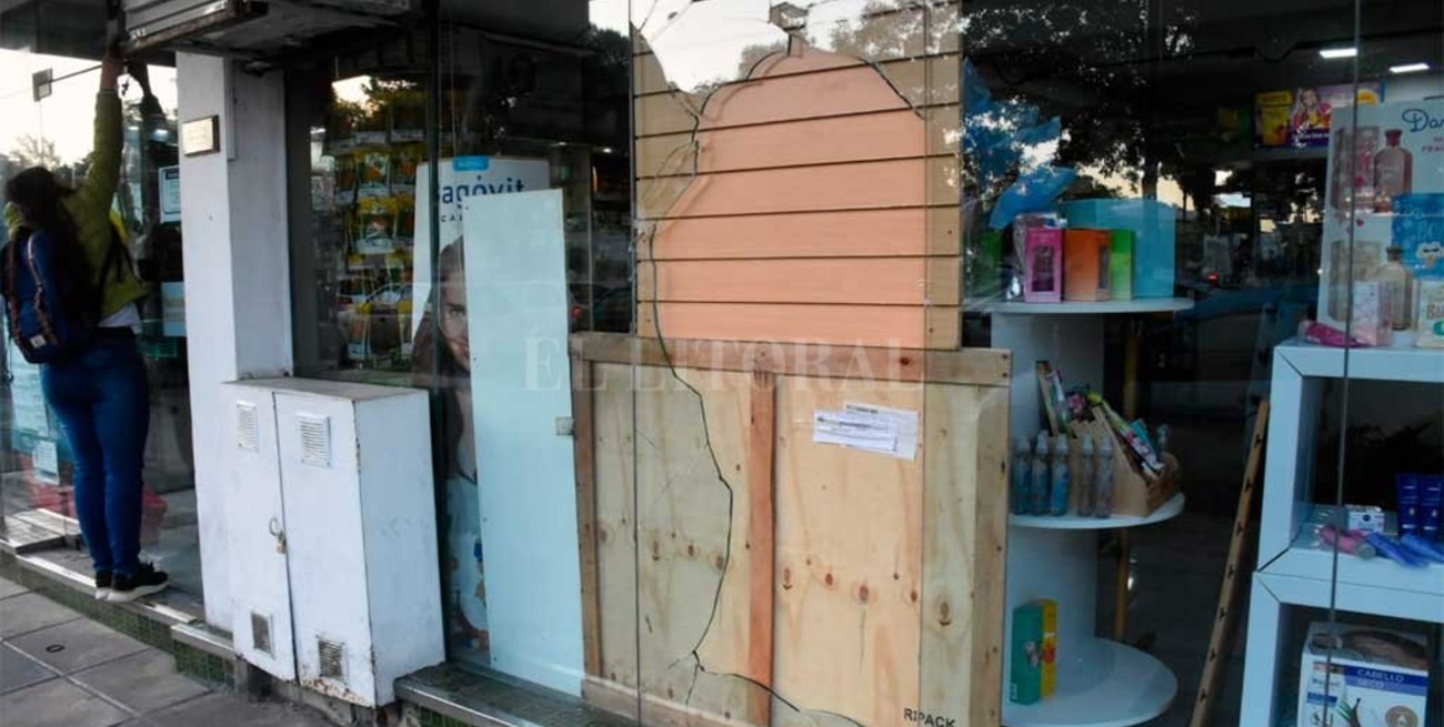 Rompió la vidriera de una farmacia en pleno bulevar Pellegrini,  ingresó a robar y fue detenido