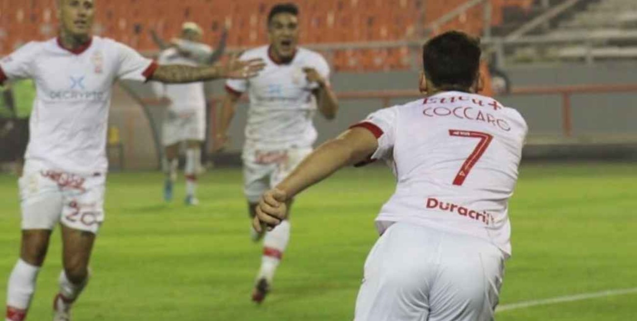 Con doblete de Cóccaro, Huracán superó a Aldosivi por 2 a 0 en el cierre de la fecha
