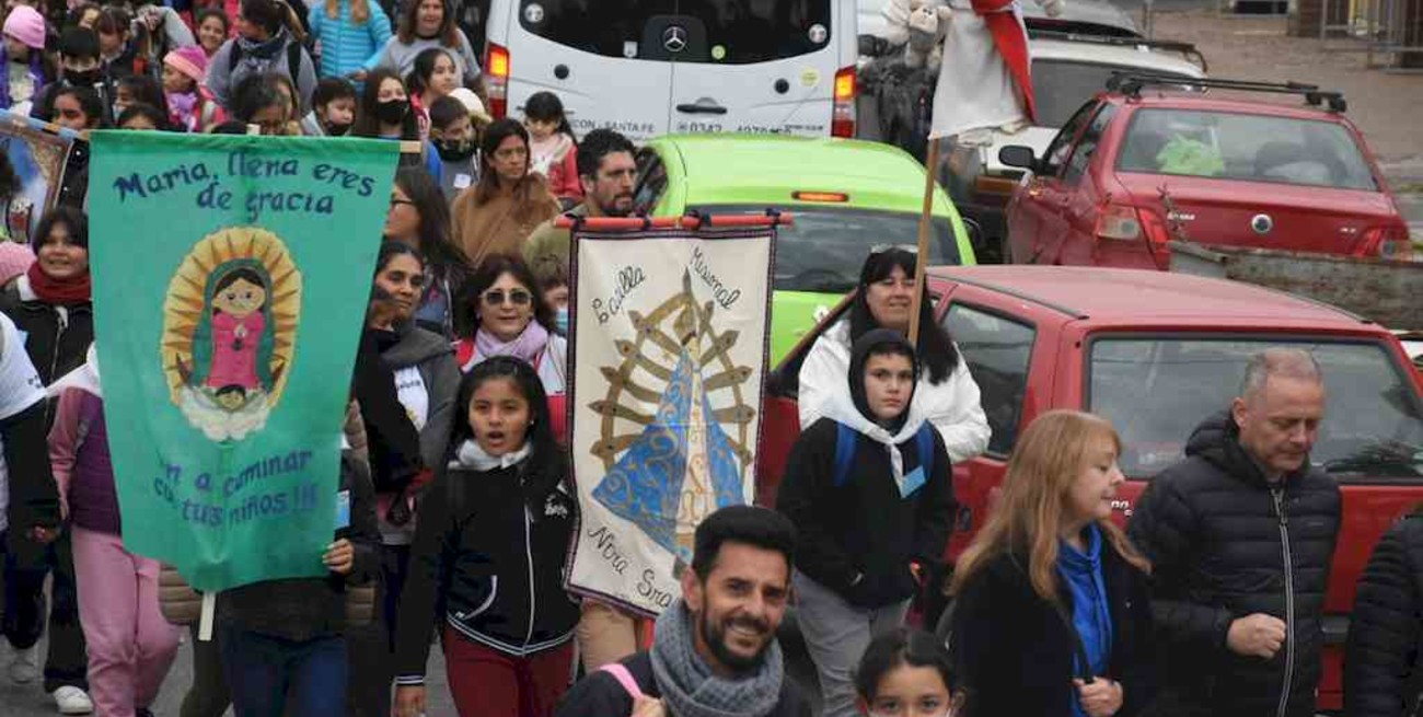 Miles de fieles celebran a la Virgen de Guadalupe en la ciudad de Santa Fe