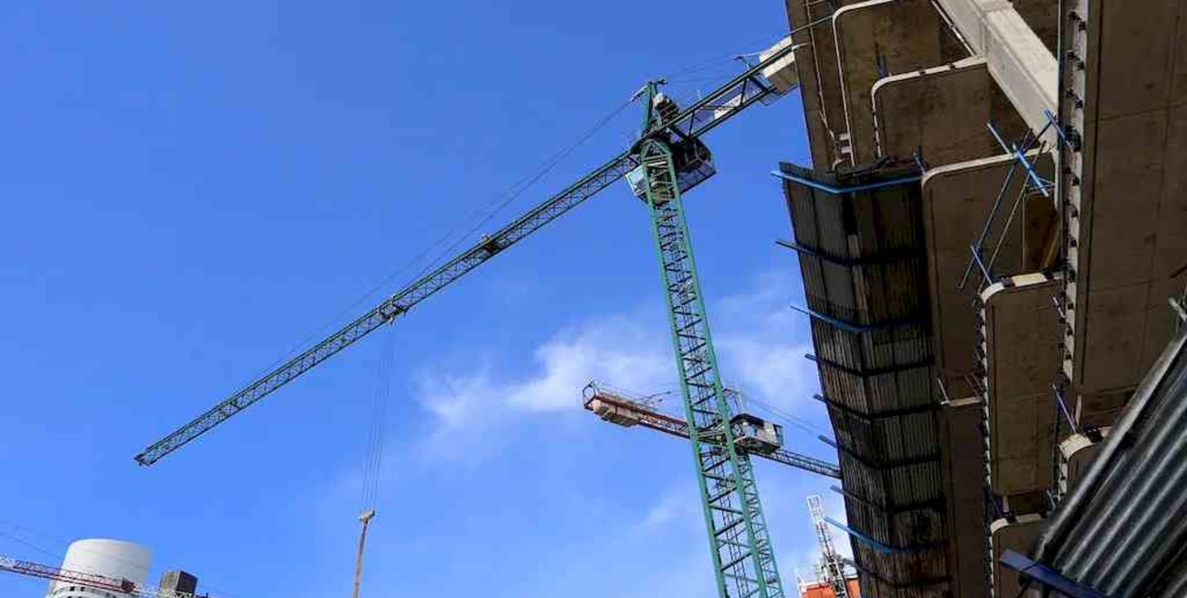 Córdoba: tres obreros cayeron desde un octavo piso y se encuentran en grave estado