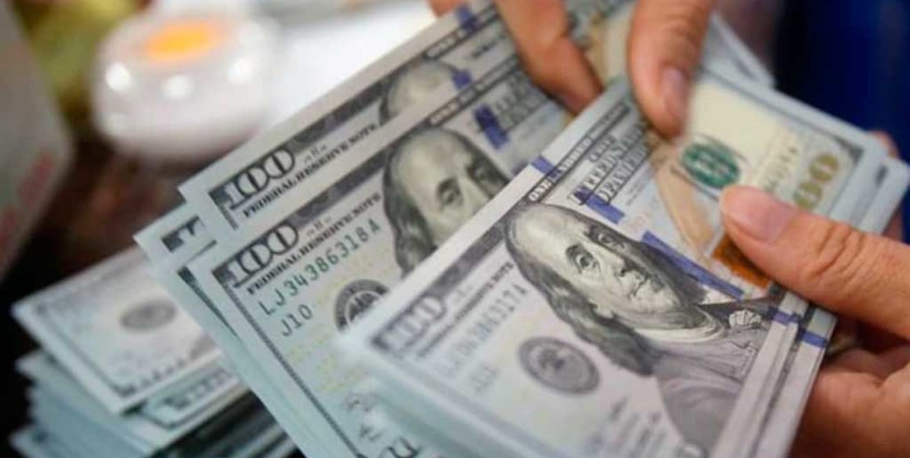 Dólar hoy: vuelve a subir el "blue" que se vendía a $ 209
