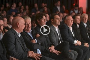 Pablo Aguirre Los radicales entre socialistas y dirigentes del PRO en la primera fila del acto de anoche en el puerto. Enrique Estévez y Antonio Bonfatti fueron algunos de los socialistas presentes así como Angelini y Cunha parte de la delegación macrista.