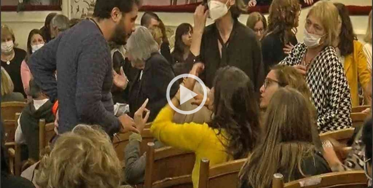 Insólito: un perro cayó desde la cazuela del teatro de San Nicolás sobre un espectador