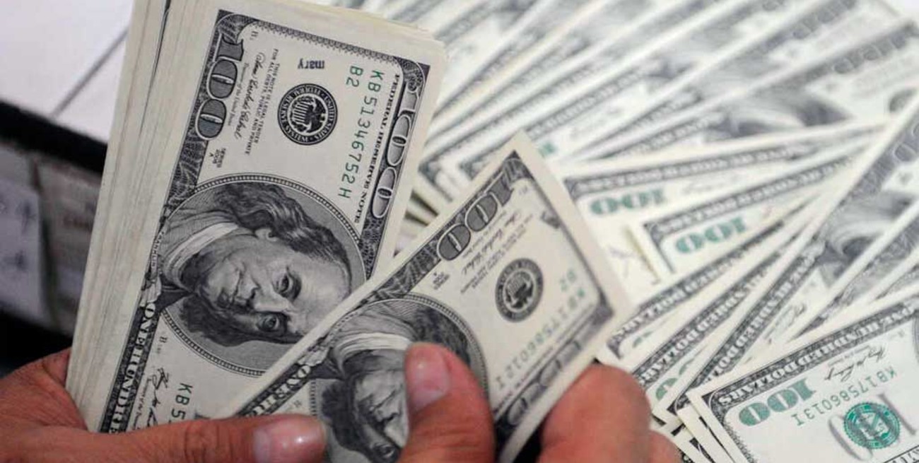 Dólar: sigue subiendo el "blue", que se vendía a $ 204