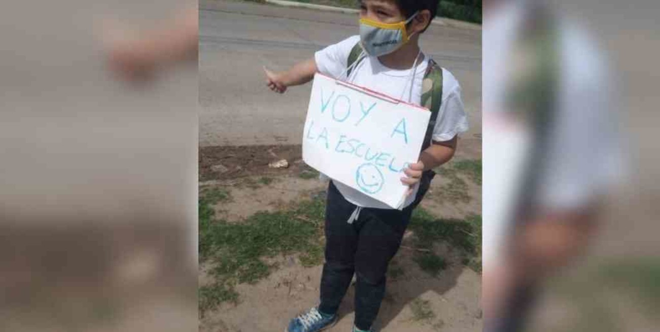 Ejemplo y admiración: un niño hizo dedo en Chaco para que lo "alcancen" a la escuela