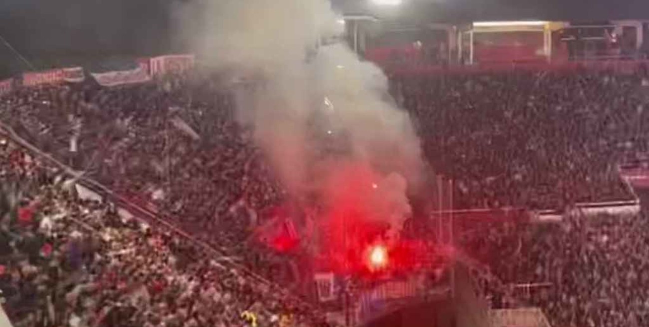 Al menos un herido luego de que hinchas de Nacional tiren bengalas a la parcialidad de Estudiantes 