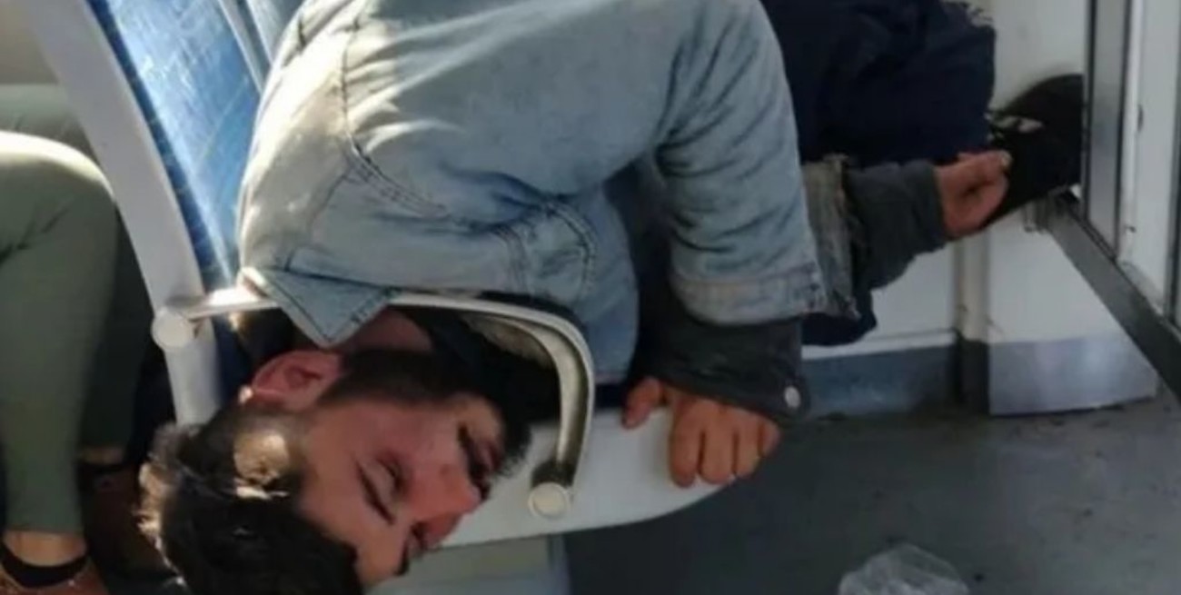 A un pasajero del tren Roca se le atoró la cabeza en un asiento