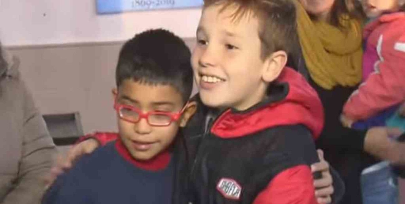 Un gran gesto de amistad: un niño recibió unos lentes nuevos gracias a la colecta de un compañero