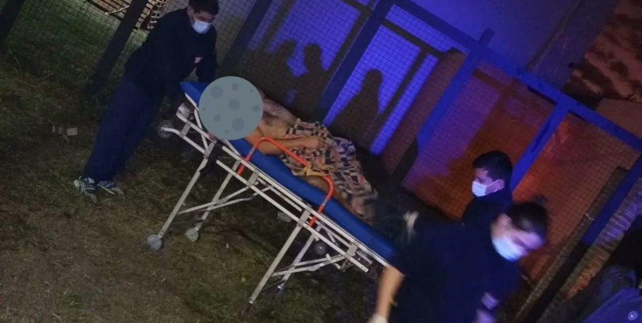 Un hombre tuvo que ser asistido tras ser hallado semidesnudo y alcoholizado en la vía pública