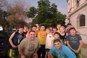 Gentileza Esta es la foto que Lucio se tomó con sus alumnos este martes por la tarde en la puerta del club Regatas de la ciudad de Santa Fe