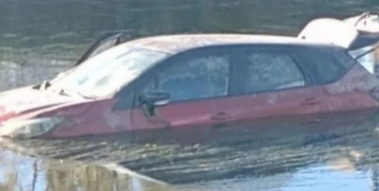 El misterio del auto sumergido con pedido de captura en un canal de Cipolletti