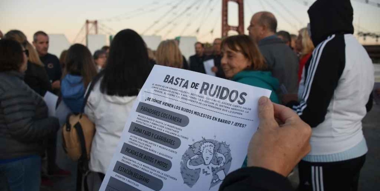 Protesta "silenciosa" de vecinos por ruidos molestos en los Barrios 7 Jefes y Candioti