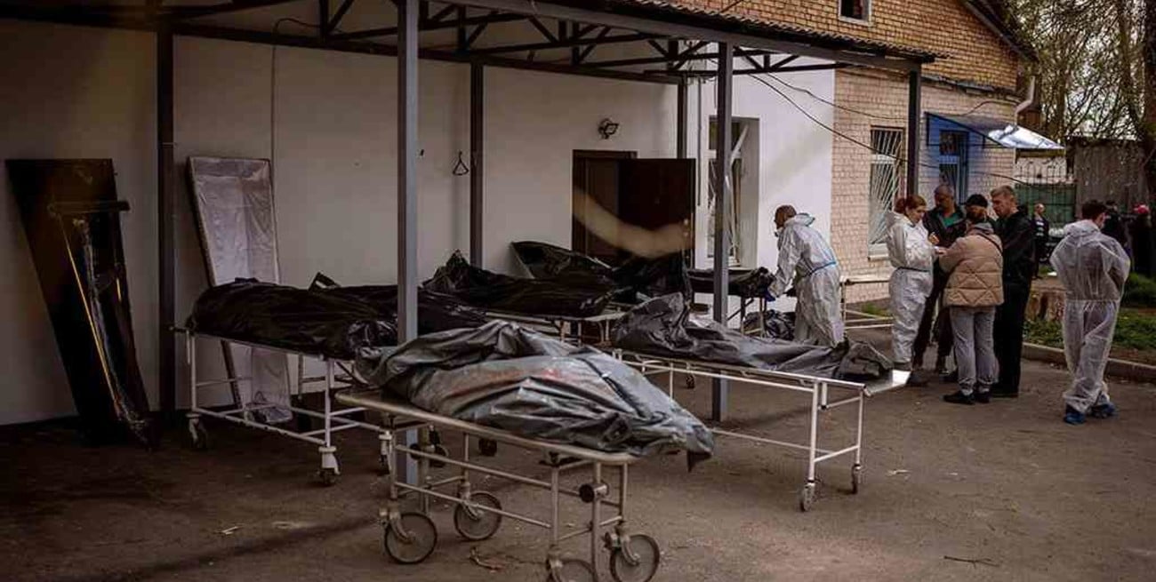 Ucrania: hallaron tres cadáveres con las manos atadas en una fosa cerca de Bucha