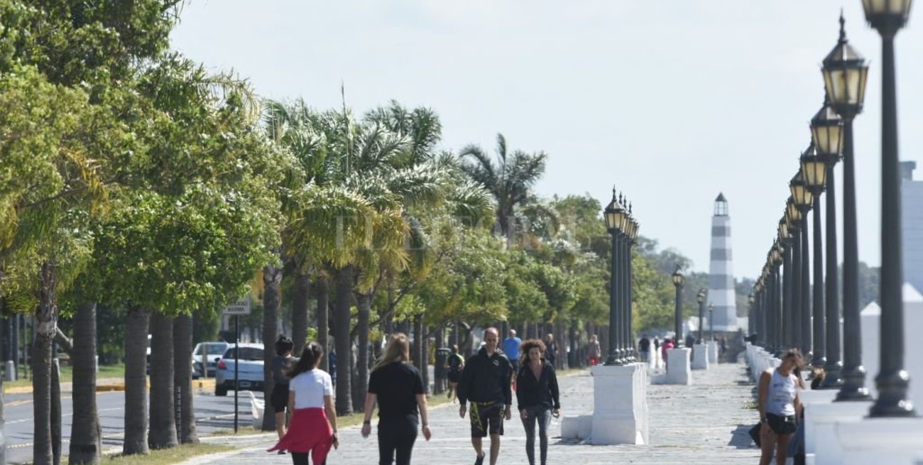Jueves con cielo despejado en la ciudad de Santa Fe