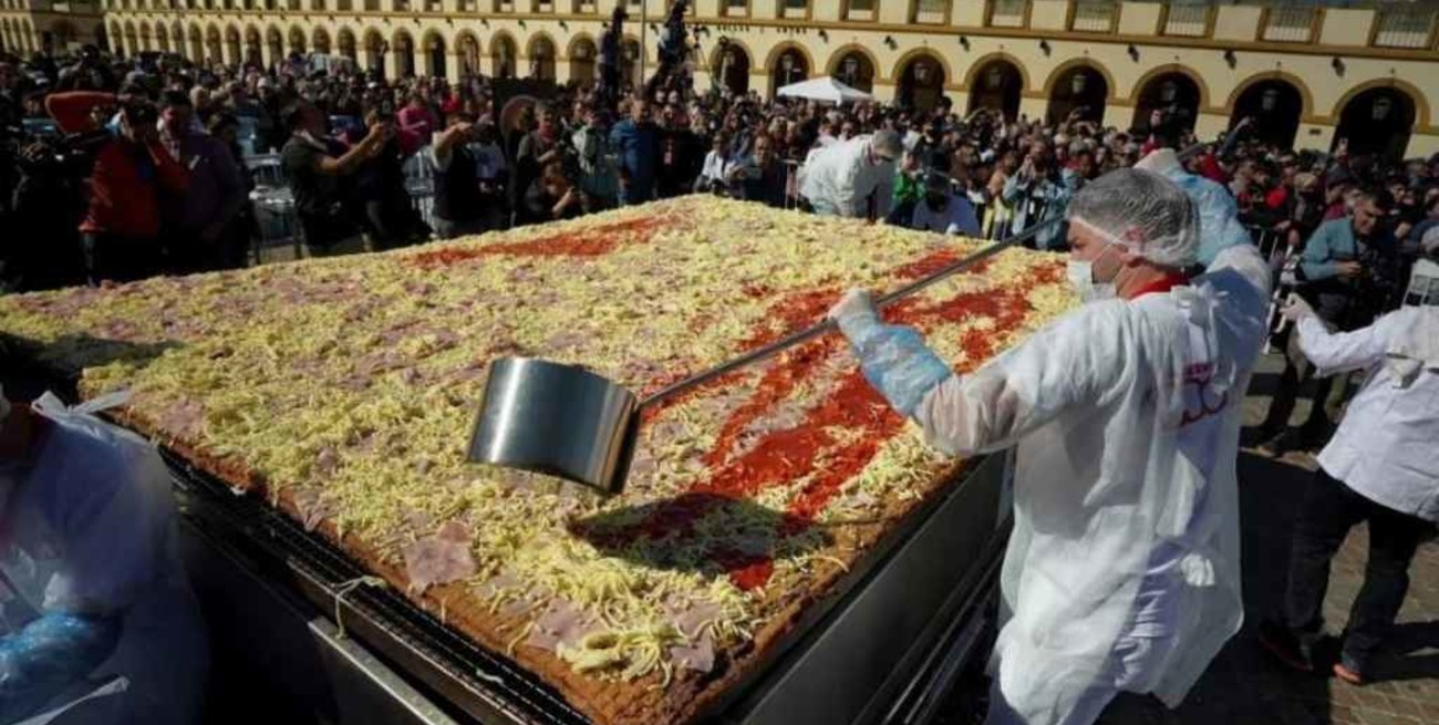 Cocinaron la milanesa a la napolitana "más grande del mundo" en Luján