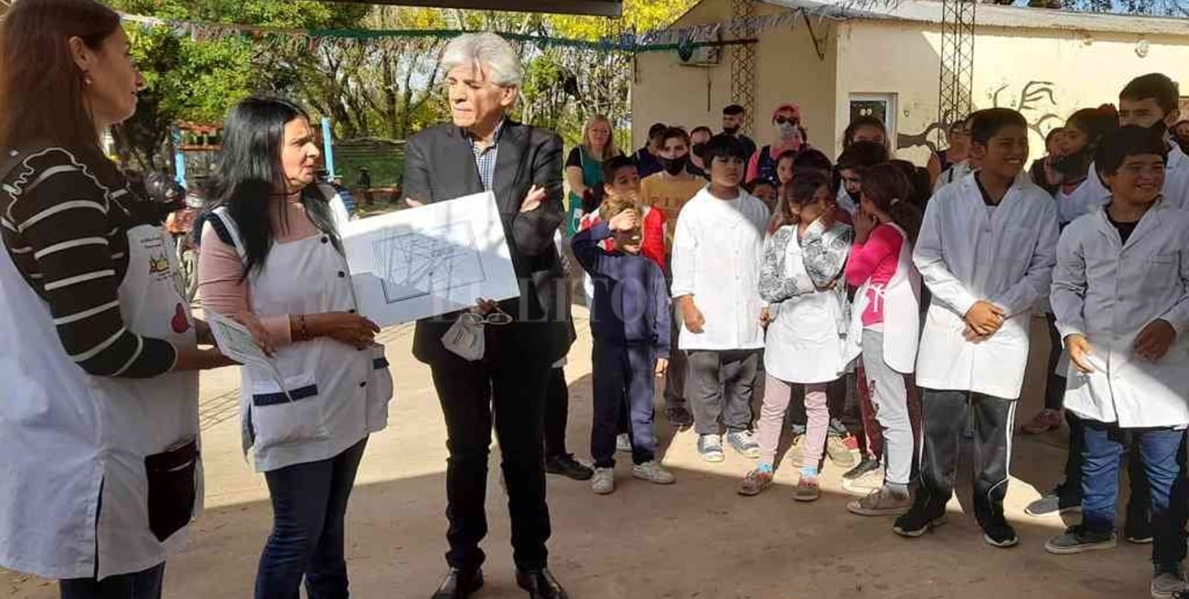 Baucero visitó la escuela Oreste Caporaletti