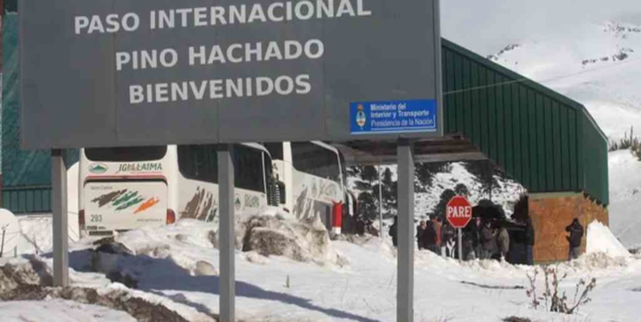 El paso internacional Pino Hachado permanecerá cerrado por acumulación de nieve