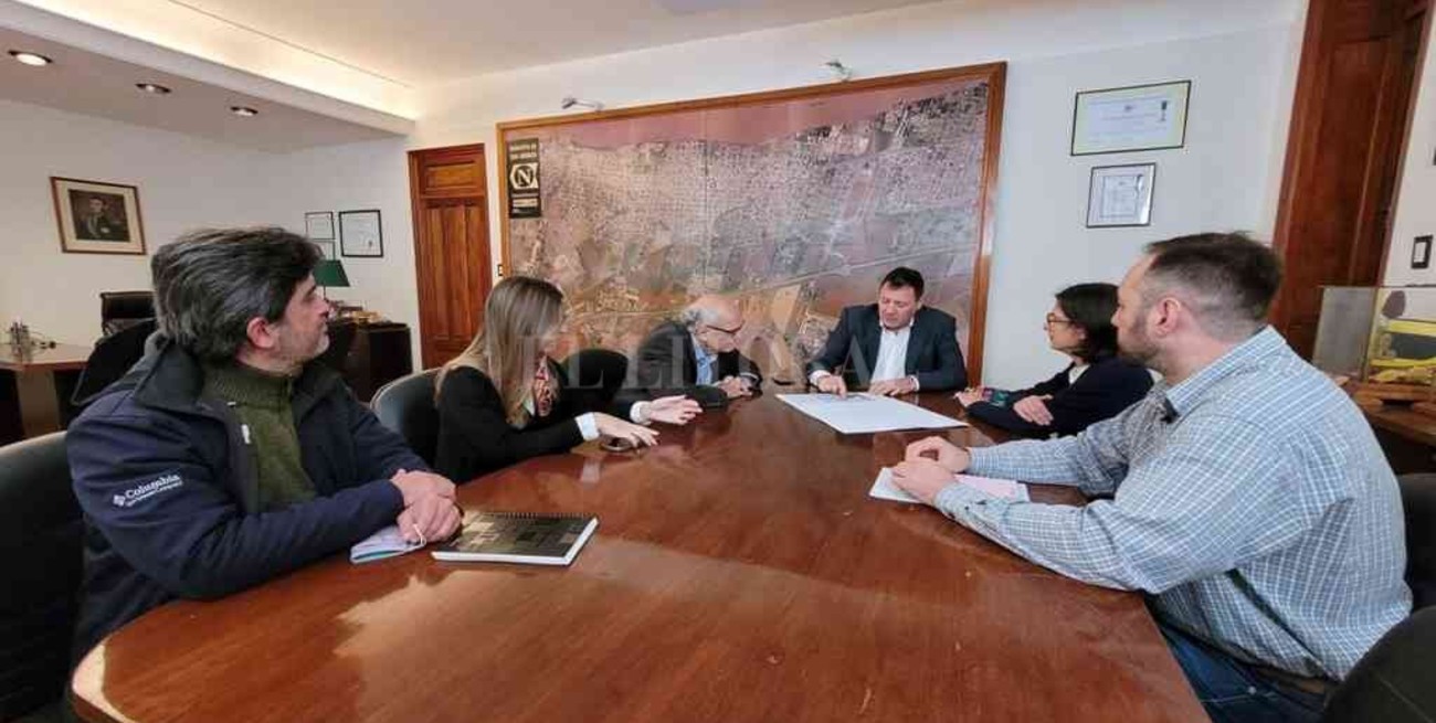 Municipio y Ecom trabajan en el saneamiento de la costa del arroyo San Lorenzo