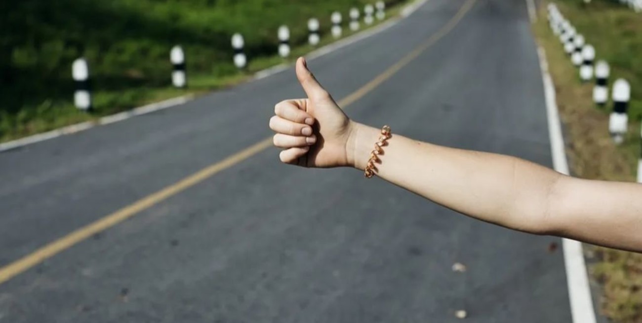 Frenó para ayudar a una familia que hacía dedo en la ruta y le robaron todo