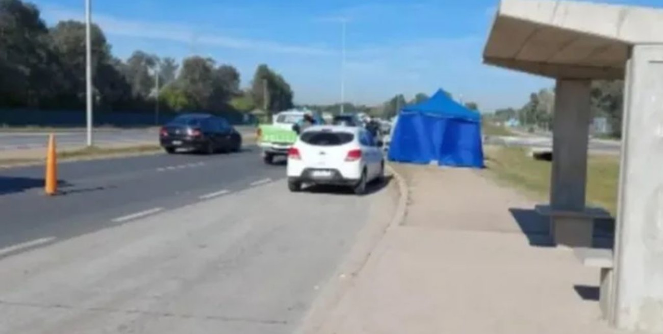 Esperaba el colectivo, se desprendió una rueda de un camión y lo mató en el acto