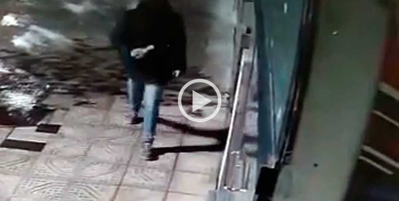 Video: así vandalizaron la puerta del estudio jurídico de barrio Candioti Sur