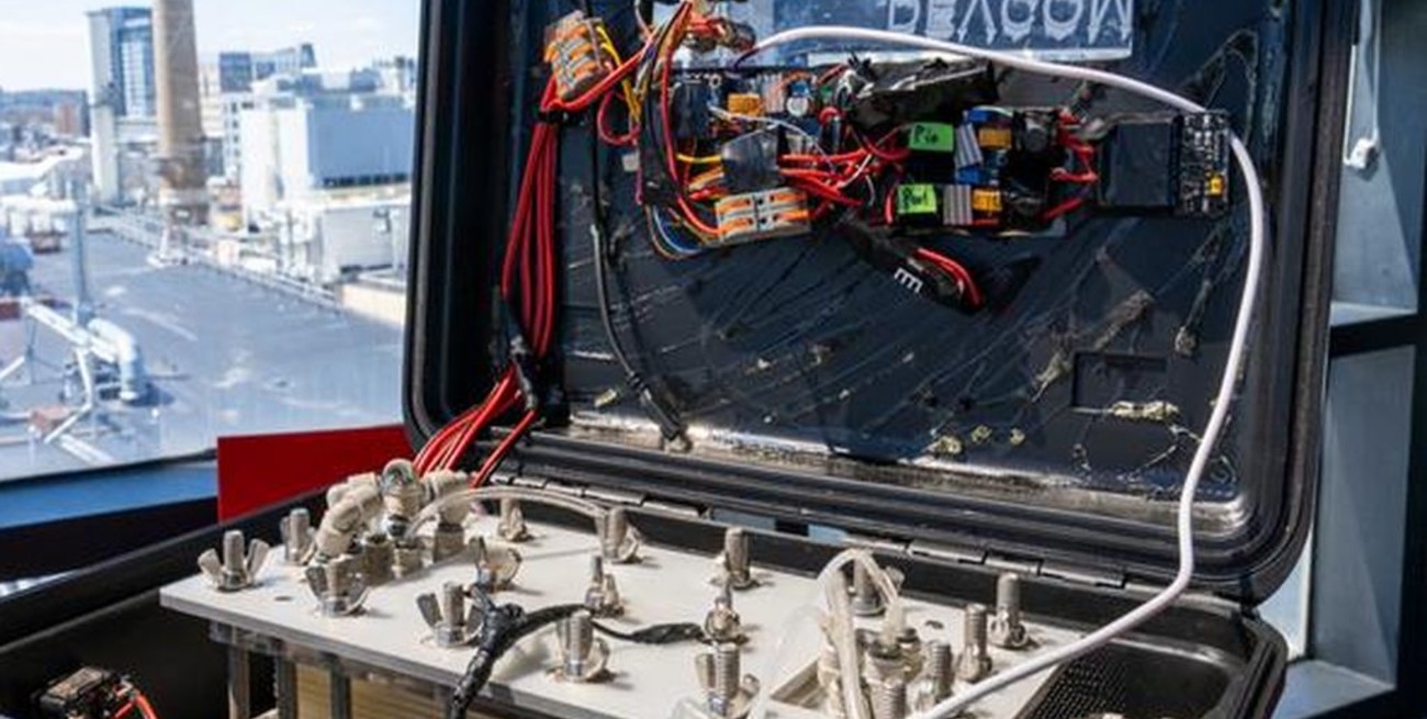 Investigadores del MIT inventaron un dispositivo portátil que convierte el agua de mar en potable