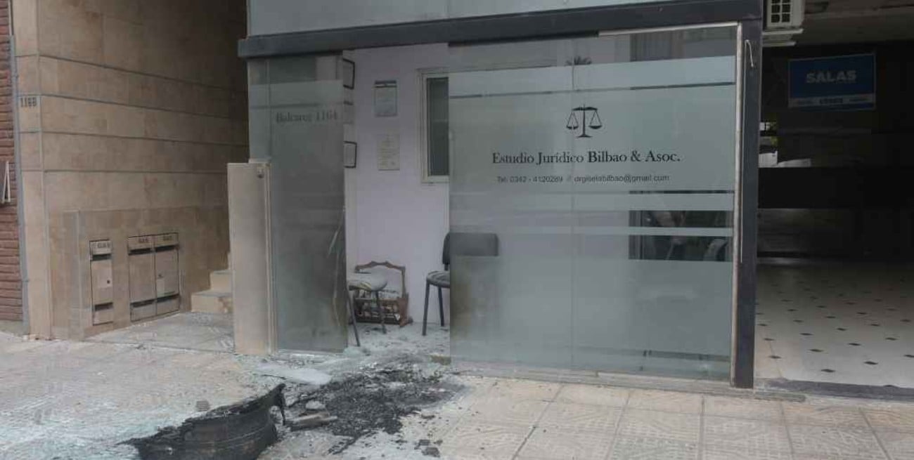 Tiró pintura y jeringas sucias en el estudio que defiende a su ex