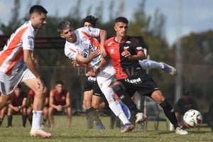 Luis Cetraro El santotomesino Franco Déboli, autor de uno de los goles sabaleros, le gana a su marcador.